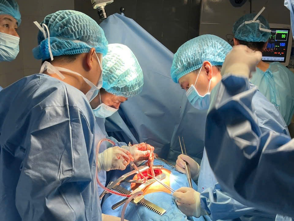 Bệnh viện Quân y 175 thực hiện ca phẫu thuật mở khoang lồng ngực đầu tiên tại Trường Sa